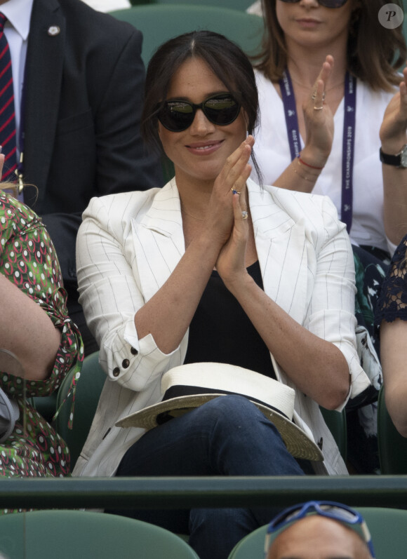 Meghan Markle, duchesse de Sussex, assiste au match "Serena Williams vs Kaja Juvan (2/6 - 6/2 - 6/4)" au Tournoi de Wimbledon 2019, le 4 juillet 2019.