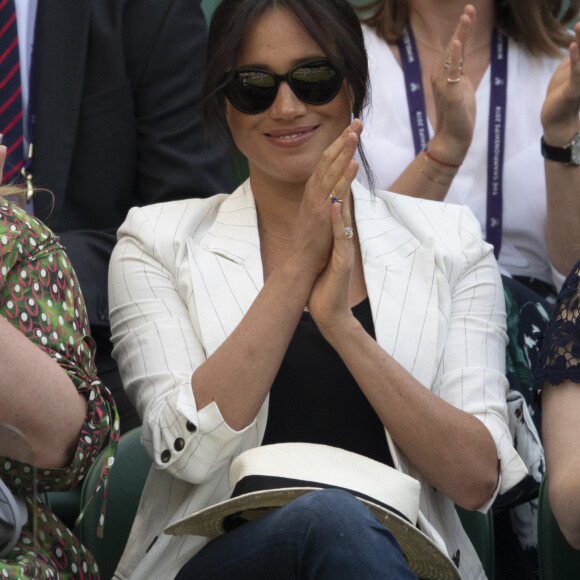 Meghan Markle, duchesse de Sussex, assiste au match "Serena Williams vs Kaja Juvan (2/6 - 6/2 - 6/4)" au Tournoi de Wimbledon 2019, le 4 juillet 2019.