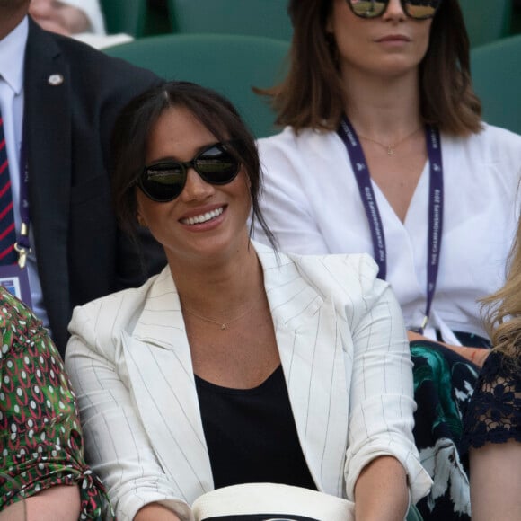 Meghan Markle, duchesse de Sussex, assiste au match "Serena Williams vs Kaja Juvan (2/6 - 6/2 - 6/4)" au Tournoi de Wimbledon 2019, le 4 juillet 2019.