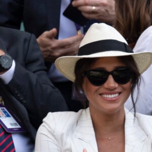 Meghan Markle, duchesse de Sussex, assiste au match "Serena Williams vs Kaja Juvan (2/6 - 6/2 - 6/4)" au Tournoi de Wimbledon 2019, le 4 juillet 2019.