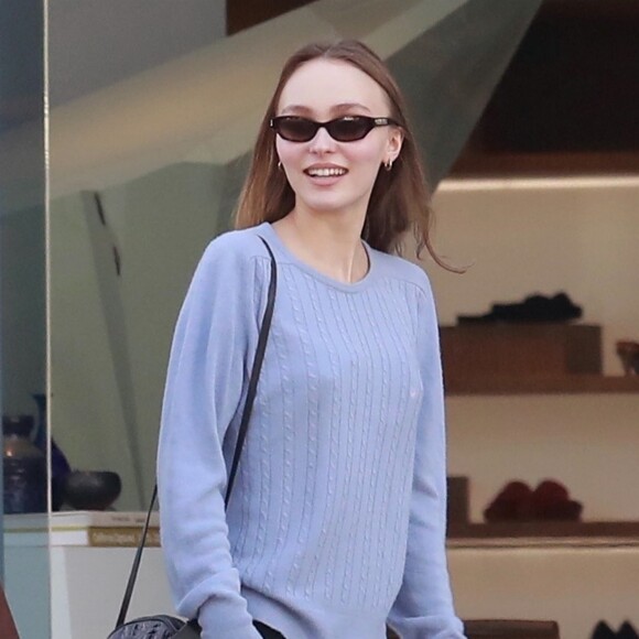 Exclusif - Lily-Rose Depp fait du shopping avec une amie à West Hollywood le 26 janvier 2019.