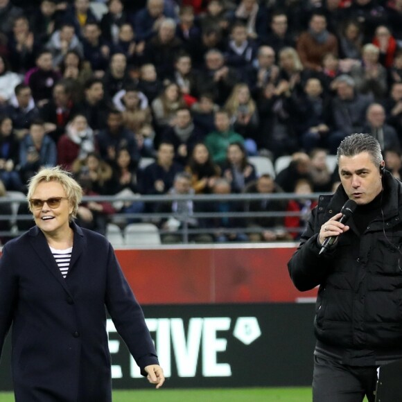 L'actrice et humoriste Muriel Robin donne le coup d'envoi - La FFF, la ville de Reims, France 98 et Variété Club de France ont organisé un match de gala mixte pour l'égalité hommes-femmes afin de collecter des fonds pour la fondation des femmes et Femmes Relais 51 au stade Auguste-Delaune, à Reims, France, le 20 mars 2019. © Dominique Jacovides/Bestimage