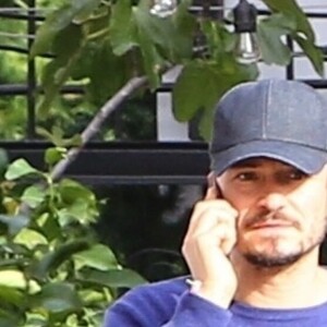 Orlando Bloom est allé acheter un donut et un café à emporter lors d'une virée shopping avec un ami à Brentwood, le 9 décembre 2018.