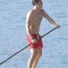 Orlando Bloom fait du paddle lors de ses vacances à Saint-Barthélemy, le 20 mars 2017.