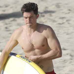 Orlando Bloom fait du paddle lors de ses vacances à Saint-Barthélemy, le 20 mars 2017.