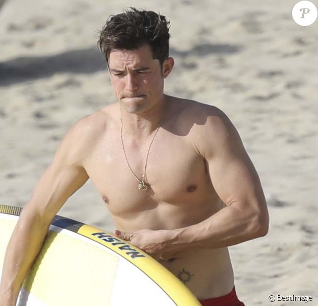 Orlando Bloom fait du paddle lors de ses vacances à Saint-Barthélemy, le 20 mars 2017.