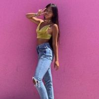 Jade Hallyday : Jean troué et petit top, "la vie en rose" à Los Angeles