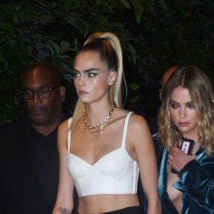 Cara Delevingne et sa compagne Ashley Benson se rendent main dans la main au défilé de mode DNKY lors de la Fashion Week 2019 à New York, le 9 septembre 2019.