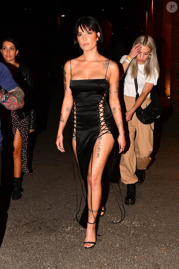 Halsey se rend au défilé DKNY lors de la Fashion Week à New York, le 9 septembre 2019.