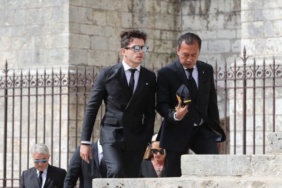 Mia Sharizman, responsable de la Renault Sport Academy, et le pilote Charles Leclerc aux obsèques du pilote de F2 Anthoine Hubert en la cathédrale de Chartres, le 10 septembre 2019.