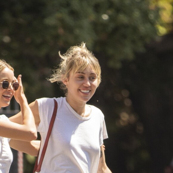 Exclusif - Miley Cyrus est allée déjeuner avec sa mère Tish et sa compagne Kaitlynn Carter à Los Angeles, le 1er septembre 2019