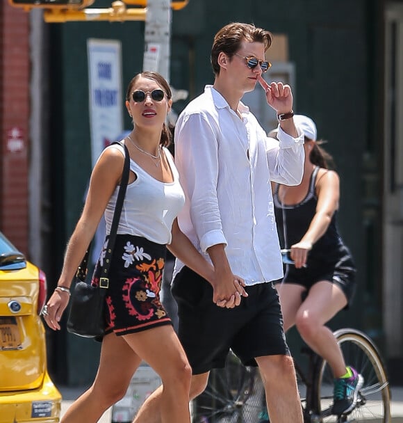 Exclusif - Bill Skarsgård se balade avec sa compagne Alida Morberg dans les rues de New York, le 9 juillet 2017.