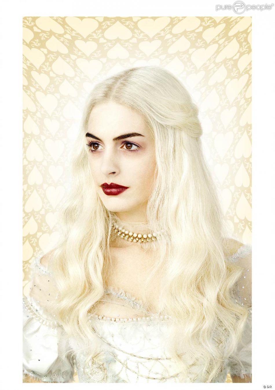 Anne Hathaway Alice Au Pays Des Merveilles Anne Hathaway est la Reine Blanche, dans Alice in Wonderland, de Tim