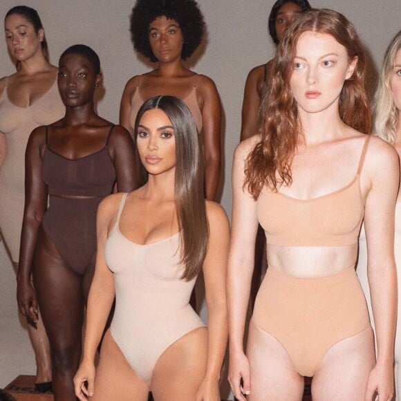 Campagne de Kim Kardashian pour SKIMS, sa marque se sous-vêtements sculptants - Instagram.