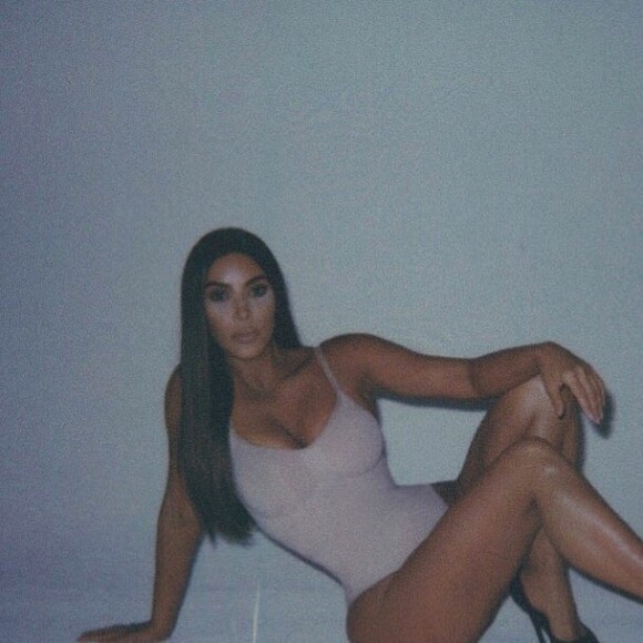 Campagne de Kim Kardashian pour SKIMS, sa marque se sous-vêtements sculptants - Instagram.