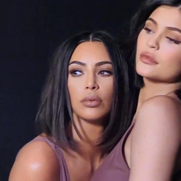 Kim Kardashian et sa soeur Kylie Jenner lors d'un photoshoot sexy à Los Angeles, le 29 octobre 2018. Kim a suggéré à sa soeur de faire ce shooting sexy afin de lui redonner confiance en elle après la naissance de son premier enfant.