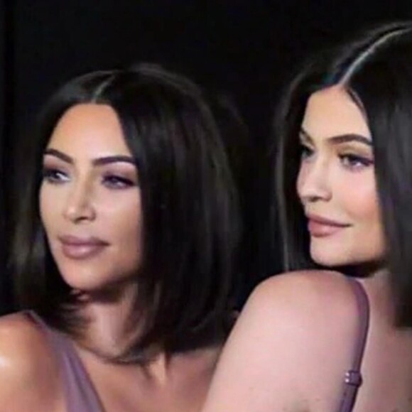 Kim Kardashian et sa soeur Kylie Jenner lors d'un photoshoot sexy à Los Angeles, le 29 octobre 2018. Kim a suggéré à sa soeur de faire ce shooting sexy afin de lui redonner confiance en elle après la naissance de son premier enfant.