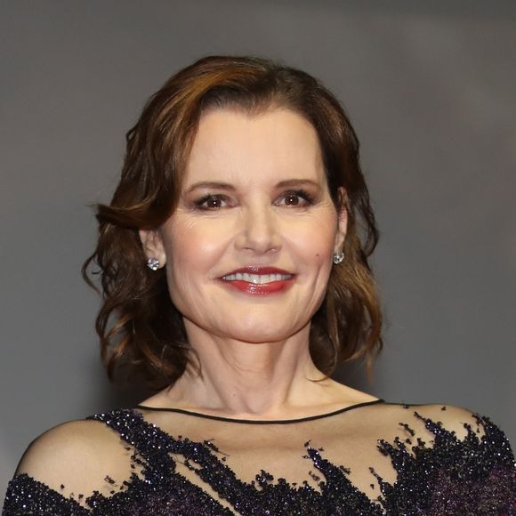 Geena Davis reçoit sur scène le "Deauville Talent Award" pour l'ensemble de sa carrière avant la projection du documentaire "Tout peut changer", lors du 45e festival du cinéma américain à Deauville, le 10 septembre 2019. © Denis Guigebourg/Bestimage