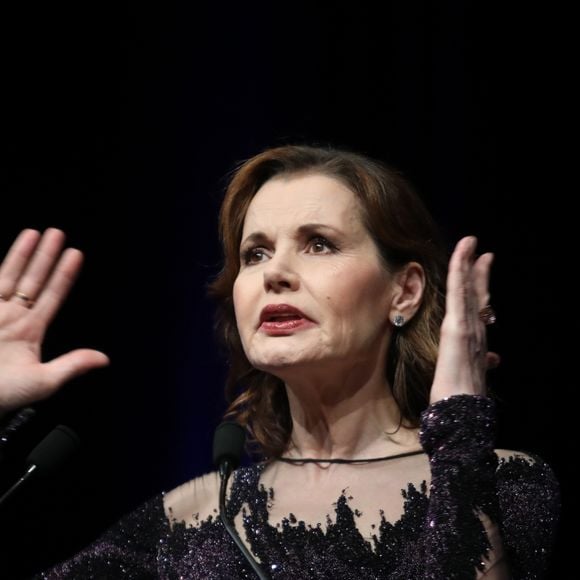 Geena Davis - Geena Davis reçoit sur scène le "Deauville Talent Award" pour l'ensemble de sa carrière, avant la projection du documentaire "Tout peut changer", lors du 45e festival du cinéma américain à Deauville, le 10 septembre 2019. © Denis Guigebourg/Bestimage