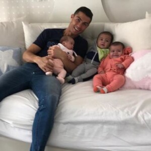 Cristiano Ronaldo "retenu prisonnier" par ses trois bébés, Alana Martina et les jumeaux Eva et Mateo, dans une photo partagée sur Instagram le 26 décembre 2017.