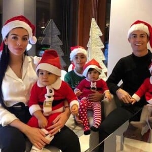 Cristiano Ronaldo avec ses quatre enfants et sa fiancée Georgina pour Noël. Instagram, le 25 décembre 2018.