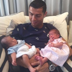 Cristiano Ronaldo pose pour la toute première fois avec ses jumeaux maeto et Eva. Photo postée sur Instagram le 29 juin 2017.