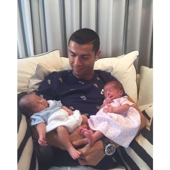 Cristiano Ronaldo pose pour la toute première fois avec ses jumeaux maeto et Eva. Photo postée sur Instagram le 29 juin 2017.