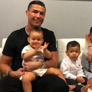 Cristiano Ronaldo pose avec sa compagne Georgina Rodriguez et ses quatre enfants, Alana Martina, Cristiano Jr et les jumeaux Mateo et Eva. Instagram, le 7 janvier 2019.