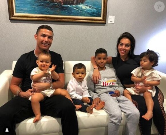 Cristiano Ronaldo pose avec sa compagne Georgina Rodriguez et ses quatre enfants, Alana Martina, Cristiano Jr et les jumeaux Mateo et Eva. Instagram, le 7 janvier 2019.