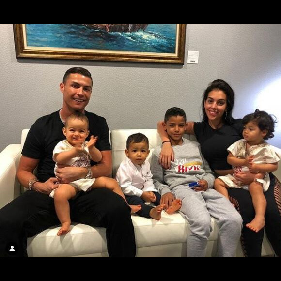 Cristiano Ronaldo pose avec sa compagne Georgina Rodriguez et ses quatre enfants, Alana Martina, Cristiano Jr et les jumeaux Mateo et Eva. Instagram, le 7 janvier 2019.