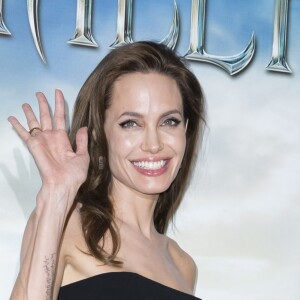 Angelina Jolie lors du photocall pour le film "Maléfique" à l'hôtel Bristol, à Paris, le 6 mai 2014. Angelina Jolie interprète le rôle de Maléfique.