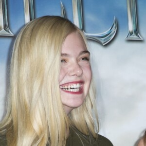 Elle Fanning et Angelina Jolie lors du photocall pour le film "Maléfique" à l'hôtel Bristol, à Paris, le 6 mai 2014.