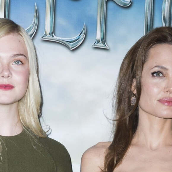Elle Fanning et Angelina Jolie lors du photocall pour le film "Maléfique" à l'hôtel Bristol, à Paris, le 6 mai 2014.