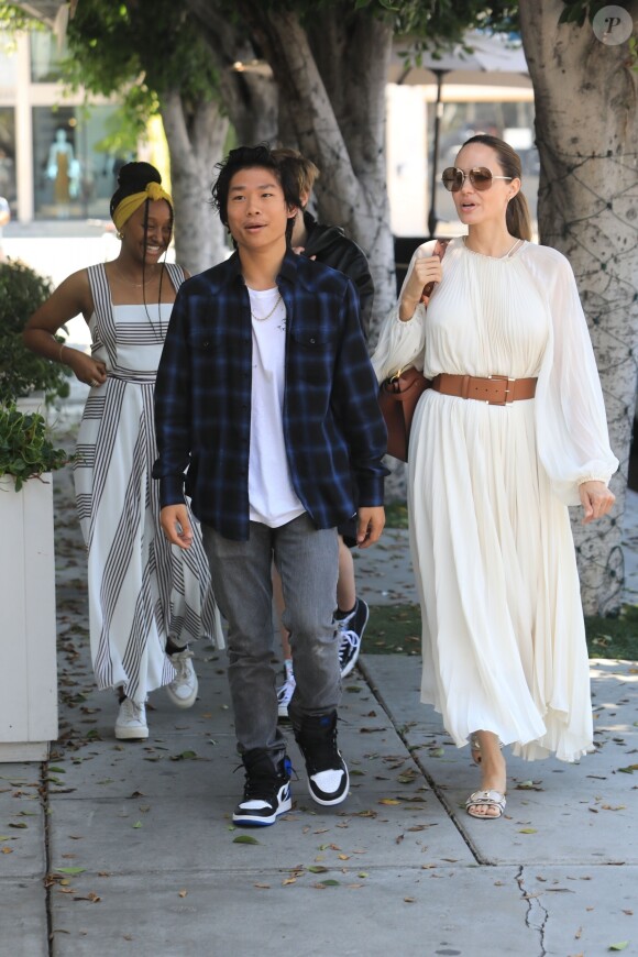 Angelina Jolie est allée déjeuner avec ses enfants Shiloh, Zahara et Pax Jolie-Pitt au restaurant Fig & Olive dans le quartier de West Hollywood à Los Angeles , le 2 septembre 2019
