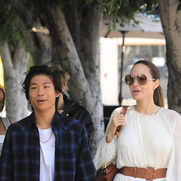 Angelina Jolie est allée déjeuner avec ses enfants Shiloh, Zahara et Pax Jolie-Pitt au restaurant Fig & Olive dans le quartier de West Hollywood à Los Angeles , le 2 septembre 2019