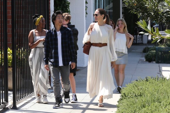 Angelina Jolie est allée déjeuner avec ses enfants Shiloh, Zahara et Pax Jolie-Pitt au restaurant Fig & Olive dans le quartier de West Hollywood à Los Angeles, le 2 septembre 2019