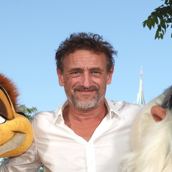 Jean-Paul Rouve au photocall du "Roi Lion" dans le cadre du Festival du Roi Lion et de la Jungle à Disneyland Paris. Marne-la-Vallée, le 29 juin 2019. © Christophe Clovis/Bestimage
