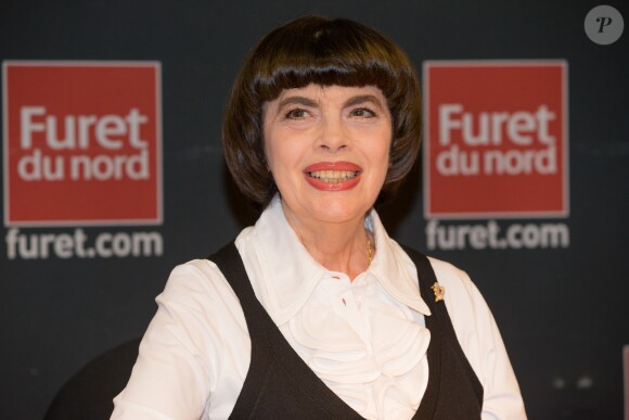 Mireille Mathieu dédicace son nouvel album "Mes classiques" au Furet du Nord à Lille le 14 novembre 2018. © Stéphane Vansteenkiste/Bestimage