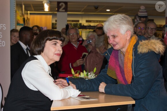 Mireille Mathieu dédicace son nouvel album "Mes classiques" au Furet du Nord à Lille le 14 novembre 2018. © Stéphane Vansteenkiste/Bestimage
