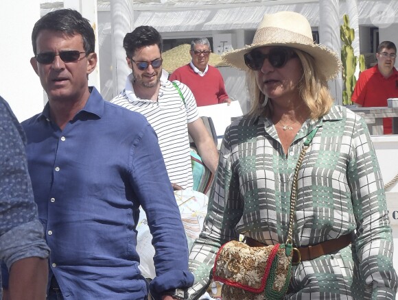 Exclusif - Manuel Valls et Susana Gallardo sont allés dîner au restaurant où ils se sont rencontrés il y a 1 an à Marbella. Le couple a célébré l'anniversaire de leur rencontre.
