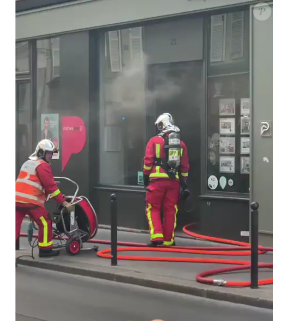 Photo de l'incendie qui a ravagé l'agence immobilière de Stéphane Plaza, située dans le XIe arrondissement de Paris. L'incendie a eu lieu le 16 septembre 2019.