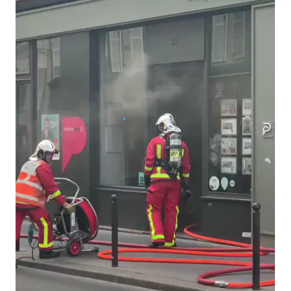 Photo de l'incendie qui a ravagé l'agence immobilière de Stéphane Plaza, située dans le XIe arrondissement de Paris. L'incendie a eu lieu le 16 septembre 2019.