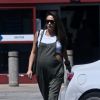 Shay Mitchell (enceinte) et son mari Matte Babel vont faire du shopping chez Best Buy à Los Angeles, Californie, Etats-Unis, le 14 septembre 2019.