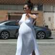 Shay Mitchell, enceinte, se rend dans un salon de manucure à Los Angeles, le 16 août 2019.