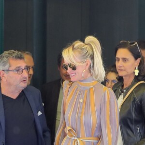 Michel Jankielewicz , Laeticia Hallyday, Barbara Uzzan, la comptable de Laeticia, à la sortie du restaurant "Mon Square" à Paris le 19 septembre 2019.