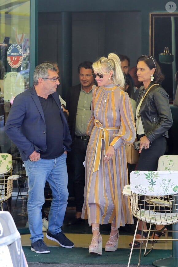 Michel Jankielewicz, Laeticia Hallyday, Barbara Uzzan, la comptable de Laeticia, à la sortie du restaurant "Mon Square" à Paris le 19 septembre 2019.