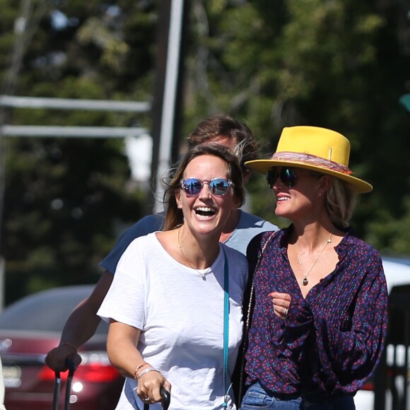 Laeticia Hallyday et son compagnon Pascal Balland ressortent du restaurant de sushi avec Marine, l'ex-femme de Pascal Balland, à Los Angeles, avant d'aller chercher leurs filles à l'école. Le 13 septembre 2019