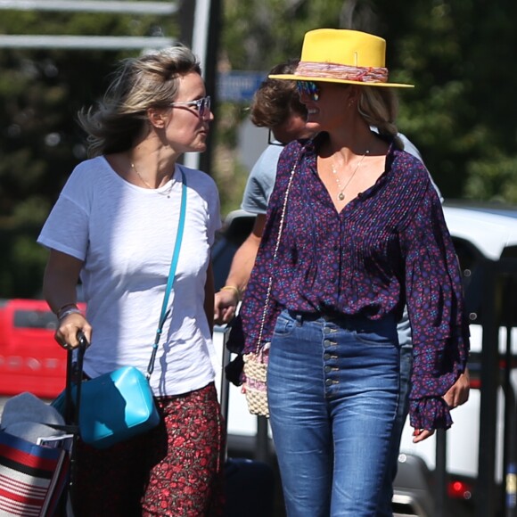 Laeticia Hallyday et son compagnon Pascal Balland ressortent du restaurant de sushi avec Marine, l'ex-femme de Pascal Balland, à Los Angeles, avant d'aller chercher leurs filles à l'école. Le 13 septembre 2019