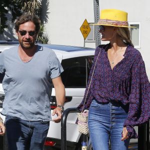 Laeticia Hallyday et son compagnon Pascal Balland ressortent d'un restaurant de sushi à Los Angeles, avant d'aller chercher leurs filles à l'école. Le 13 septembre 2019