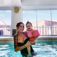Julia Paredes dans sa piscine avec sa fille Luna, photo Instagram du 16 septembre 2019